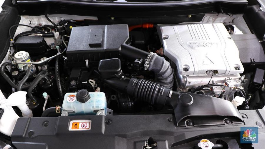 Pengunjung melihat kendaraan Mitsubishi Outlander PHEV  yang di pamerkan di ajang Indonesia Electric Motor Show (IEMS) 2021, yang digelar oleh Badan Riset dan Inovasi Nasional (BRIN), 2426 November 2021, di Puspitek Serpong, Tangerang Selatan, Banten