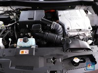 Pengunjung melihat kendaraan Mitsubishi Outlander PHEV  yang di pamerkan di ajang Indonesia Electric Motor Show (IEMS) 2021, yang digelar oleh Badan Riset dan Inovasi Nasional (BRIN), 2426 November 2021, di Puspitek Serpong, Tangerang Selatan, Banten