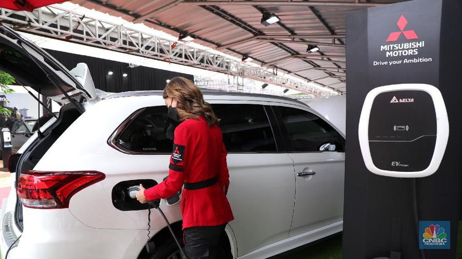 Pengunjung melihat kendaraan Mitsubishi Outlander PHEV  yang di pamerkan di ajang Indonesia Electric Motor Show (IEMS) 2021, yang digelar oleh Badan Riset dan Inovasi Nasional (BRIN), 24–26 November 2021, di Puspitek Serpong, Tangerang Selatan, Banten. Mitsubishi Motors Krama Yudha Sales Indonesia (MMKSI) memberikan program diskon harga Outlander PHEV (plug in hybrid electric vehicle) di (IEMS) 2021. Harga Outlander PHEV turun menjadi  Rp890 juta dari semula Rp1,311,7 miliar, atau diskon yang berlaku sebesar Rp421,7 juta. Mitsubishi Outlander Plug-in Hybrid Electric Vehicle atau Mitsubishi Outlander PHEV adalah mobil dengan perpaduan mesin bensin 2.4L, motor, dan baterai.  
Produk ini mengintegrasikan SUV, teknologi 4WD, dan keunggulan PHEV, yang mampu mengubah mobilitas masyarakat penuh polusi menjadi aktivitas yang lebih bersahabat untuk lingkungan. Kendaraan ini dilengkapi teknologi elektrik yang terintegrasi, Outlander PHEV ini hadir dalam tiga mode: EV Drive Mode¸Series Hybrid Mode, dan Parallel Hybrid Mode.