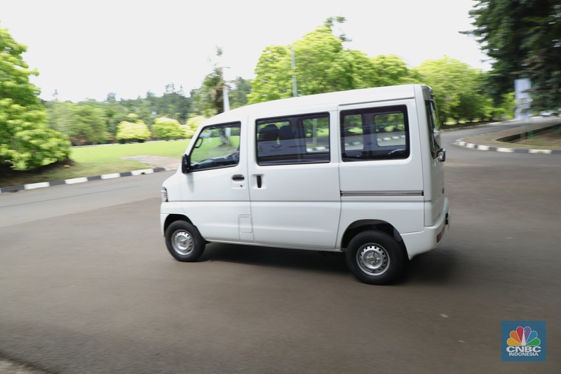 Mobil listrik Mitsubishi Minicab MiEV Pengunjung melihat spesifikasi mobil Minicab MiEV di ajang Indonesia Electric Motor Show 2021 Hibrid di Gedung 730 Kawasan PUSPIPTEK, Serpong, Tangerang Selatan, Rabu (24/11/2021). Melihat data spesifikasi Mitsubishi Minicab MiEV yang dipamerkan di booth IEMS 2021 Show mobil listrik ini berkapasitas 16,0 kWh sementara untuk jarak tampuhnya sekitar 150 km (JC08).
Minicab MiEV merupakan LCV (Light Commercial Vehicle) berbentuk van mungil berkelir putih dengan tampilan minimalis. Namun demikian, Minicab MiEV mampu memenuhi kebutuhan mobilitas di lingkungan yang padat dan sempit, terutama untuk armada logistik. Mobil ini memiliki fitur daya listrik 1500W DC dan dapat menjadi sumber tenaga dengan menyalurkan daya AC 100 V, yang cukup untuk menyalakan peralatan elektronik saat berkegiatan di luar ruangan. Motor listrik mobil ini memberikan daya yang besar, nol emisi serta senyap, sehingga sangat mungkin digunakan di perkotaan yang padat.
Untuk memastikan fungsi dan keandalan produk, MMKSI akan memulai uji coba dengan mitra potensial di Indonesia untuk operasional mereka. Hasil pengujian akan digunakan untuk pengembangan kendaraan listrik Mitsubishi Motors di Tanah Air ke depannya. (CNBC Indonnesia/ Tri Susilo)