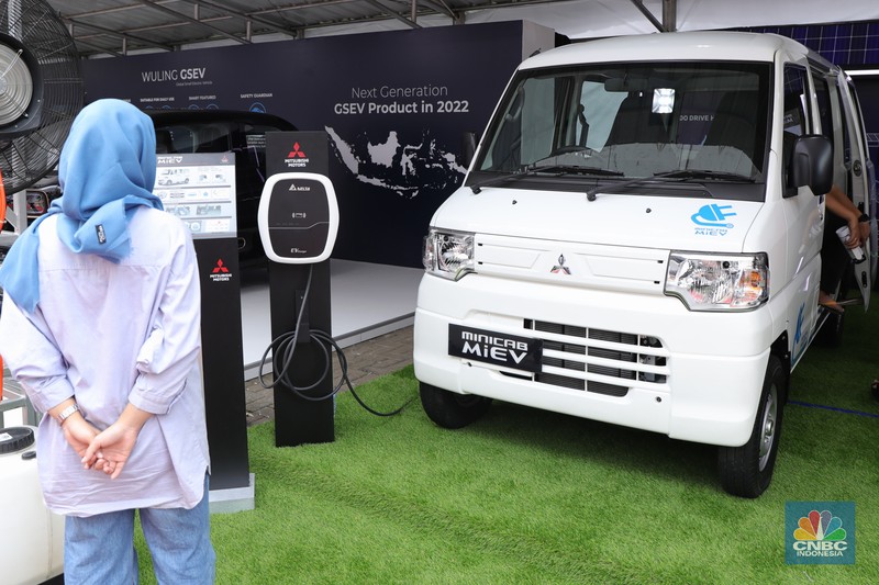 Pengunjung melihat spesifikasi mobil Minicab MiEV di ajang Indonesia Electric Motor Show 2021 Hibrid di Gedung 730 Kawasan PUSPIPTEK, Serpong, Tangerang Selatan, Rabu (24/11/2021).  Melihat data spesifikasi Mitsubishi Minicab MiEV  yang dipamerkan di booth IEMS 2021 Show mobil listrik ini berkapasitas 16,0 kWh sementara untuk jarak tampuhnya sekitar 150 km (JC08). 
Minicab MiEV merupakan LCV (Light Commercial Vehicle) berbentuk van mungil berkelir putih dengan tampilan minimalis. Namun demikian, Minicab MiEV mampu memenuhi kebutuhan mobilitas di lingkungan yang padat dan sempit, terutama untuk armada logistik. Mobil ini memiliki fitur daya listrik 1500W DC dan dapat menjadi sumber tenaga dengan menyalurkan daya AC 100 V, yang cukup untuk menyalakan peralatan elektronik saat berkegiatan di luar ruangan. Motor listrik mobil ini memberikan daya yang besar, nol emisi serta senyap, sehingga sangat mungkin digunakan di perkotaan yang padat.  
Untuk memastikan fungsi dan keandalan produk, MMKSI akan memulai uji coba dengan mitra potensial di Indonesia untuk operasional mereka. Hasil pengujian akan digunakan untuk pengembangan kendaraan listrik Mitsubishi Motors di Tanah Air ke depannya.  (CNBC Indonnesia/ Tri Susilo)