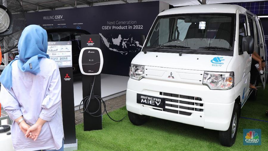Pengunjung melihat spesifikasi mobil Minicab MiEV di ajang Indonesia Electric Motor Show 2021 Hibrid di Gedung 730 Kawasan PUSPIPTEK, Serpong, Tangerang Selatan, Rabu (24/11/2021).  Melihat data spesifikasi Mitsubishi Minicab MiEV  yang dipamerkan di booth IEMS 2021 Show mobil listrik ini berkapasitas 16,0 kWh sementara untuk jarak tampuhnya sekitar 150 km (JC08). 
Minicab MiEV merupakan LCV (Light Commercial Vehicle) berbentuk van mungil berkelir putih dengan tampilan minimalis. Namun demikian, Minicab MiEV mampu memenuhi kebutuhan mobilitas di lingkungan yang padat dan sempit, terutama untuk armada logistik. Mobil ini memiliki fitur daya listrik 1500W DC dan dapat menjadi sumber tenaga dengan menyalurkan daya AC 100 V, yang cukup untuk menyalakan peralatan elektronik saat berkegiatan di luar ruangan. Motor listrik mobil ini memberikan daya yang besar, nol emisi serta senyap, sehingga sangat mungkin digunakan di perkotaan yang padat.  
Untuk memastikan fungsi dan keandalan produk, MMKSI akan memulai uji coba dengan mitra potensial di Indonesia untuk operasional mereka. Hasil pengujian akan digunakan untuk pengembangan kendaraan listrik Mitsubishi Motors di Tanah Air ke depannya.  (CNBC Indonnesia/ Tri Susilo)
