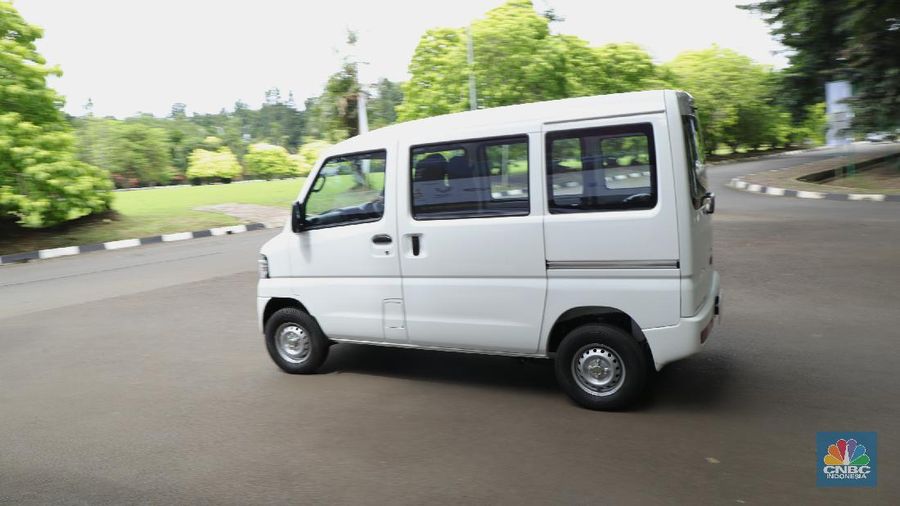 Pengunjung melihat spesifikasi mobil Minicab MiEV di ajang Indonesia Electric Motor Show 2021 Hibrid di Gedung 730 Kawasan PUSPIPTEK, Serpong, Tangerang Selatan, Rabu (24/11/2021).  Melihat data spesifikasi Mitsubishi Minicab MiEV  yang dipamerkan di booth IEMS 2021 Show mobil listrik ini berkapasitas 16,0 kWh sementara untuk jarak tampuhnya sekitar 150 km (JC08). 
Minicab MiEV merupakan LCV (Light Commercial Vehicle) berbentuk van mungil berkelir putih dengan tampilan minimalis. Namun demikian, Minicab MiEV mampu memenuhi kebutuhan mobilitas di lingkungan yang padat dan sempit, terutama untuk armada logistik. Mobil ini memiliki fitur daya listrik 1500W DC dan dapat menjadi sumber tenaga dengan menyalurkan daya AC 100 V, yang cukup untuk menyalakan peralatan elektronik saat berkegiatan di luar ruangan. Motor listrik mobil ini memberikan daya yang besar, nol emisi serta senyap, sehingga sangat mungkin digunakan di perkotaan yang padat.  
Untuk memastikan fungsi dan keandalan produk, MMKSI akan memulai uji coba dengan mitra potensial di Indonesia untuk operasional mereka. Hasil pengujian akan digunakan untuk pengembangan kendaraan listrik Mitsubishi Motors di Tanah Air ke depannya.  (CNBC Indonnesia/ Tri Susilo)