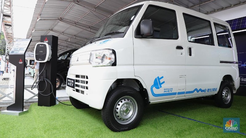 Pengunjung melihat spesifikasi mobil Minicab MiEV di ajang Indonesia Electric Motor Show 2021 Hibrid di Gedung 730 Kawasan PUSPIPTEK, Serpong, Tangerang Selatan, Rabu (24/11/2021).  Melihat data spesifikasi Mitsubishi Minicab MiEV  yang dipamerkan di booth IEMS 2021 Show mobil listrik ini berkapasitas 16,0 kWh sementara untuk jarak tampuhnya sekitar 150 km (JC08). 
Minicab MiEV merupakan LCV (Light Commercial Vehicle) berbentuk van mungil berkelir putih dengan tampilan minimalis. Namun demikian, Minicab MiEV mampu memenuhi kebutuhan mobilitas di lingkungan yang padat dan sempit, terutama untuk armada logistik. Mobil ini memiliki fitur daya listrik 1500W DC dan dapat menjadi sumber tenaga dengan menyalurkan daya AC 100 V, yang cukup untuk menyalakan peralatan elektronik saat berkegiatan di luar ruangan. Motor listrik mobil ini memberikan daya yang besar, nol emisi serta senyap, sehingga sangat mungkin digunakan di perkotaan yang padat.  
Untuk memastikan fungsi dan keandalan produk, MMKSI akan memulai uji coba dengan mitra potensial di Indonesia untuk operasional mereka. Hasil pengujian akan digunakan untuk pengembangan kendaraan listrik Mitsubishi Motors di Tanah Air ke depannya.  (CNBC Indonnesia/ Tri Susilo)