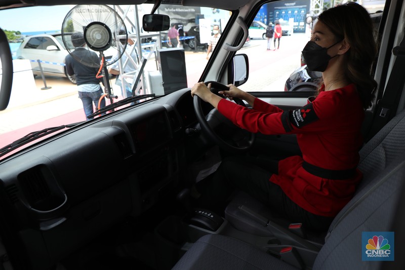 Mobil listrik Mitsubishi Minicab MiEV Pengunjung melihat spesifikasi mobil Minicab MiEV di ajang Indonesia Electric Motor Show 2021 Hibrid di Gedung 730 Kawasan PUSPIPTEK, Serpong, Tangerang Selatan, Rabu (24/11/2021). Melihat data spesifikasi Mitsubishi Minicab MiEV yang dipamerkan di booth IEMS 2021 Show mobil listrik ini berkapasitas 16,0 kWh sementara untuk jarak tampuhnya sekitar 150 km (JC08).
Minicab MiEV merupakan LCV (Light Commercial Vehicle) berbentuk van mungil berkelir putih dengan tampilan minimalis. Namun demikian, Minicab MiEV mampu memenuhi kebutuhan mobilitas di lingkungan yang padat dan sempit, terutama untuk armada logistik. Mobil ini memiliki fitur daya listrik 1500W DC dan dapat menjadi sumber tenaga dengan menyalurkan daya AC 100 V, yang cukup untuk menyalakan peralatan elektronik saat berkegiatan di luar ruangan. Motor listrik mobil ini memberikan daya yang besar, nol emisi serta senyap, sehingga sangat mungkin digunakan di perkotaan yang padat.
Untuk memastikan fungsi dan keandalan produk, MMKSI akan memulai uji coba dengan mitra potensial di Indonesia untuk operasional mereka. Hasil pengujian akan digunakan untuk pengembangan kendaraan listrik Mitsubishi Motors di Tanah Air ke depannya. (CNBC Indonnesia/ Tri Susilo)