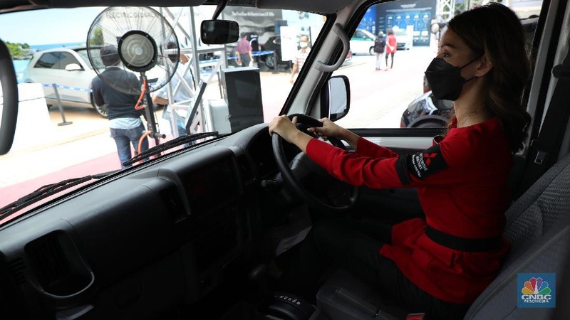 Pengunjung melihat spesifikasi mobil Minicab MiEV di ajang Indonesia Electric Motor Show 2021 Hibrid di Gedung 730 Kawasan PUSPIPTEK, Serpong, Tangerang Selatan, Rabu (24/11/2021).  Melihat data spesifikasi Mitsubishi Minicab MiEV  yang dipamerkan di booth IEMS 2021 Show mobil listrik ini berkapasitas 16,0 kWh sementara untuk jarak tampuhnya sekitar 150 km (JC08). 
Minicab MiEV merupakan LCV (Light Commercial Vehicle) berbentuk van mungil berkelir putih dengan tampilan minimalis. Namun demikian, Minicab MiEV mampu memenuhi kebutuhan mobilitas di lingkungan yang padat dan sempit, terutama untuk armada logistik. Mobil ini memiliki fitur daya listrik 1500W DC dan dapat menjadi sumber tenaga dengan menyalurkan daya AC 100 V, yang cukup untuk menyalakan peralatan elektronik saat berkegiatan di luar ruangan. Motor listrik mobil ini memberikan daya yang besar, nol emisi serta senyap, sehingga sangat mungkin digunakan di perkotaan yang padat.  
Untuk memastikan fungsi dan keandalan produk, MMKSI akan memulai uji coba dengan mitra potensial di Indonesia untuk operasional mereka. Hasil pengujian akan digunakan untuk pengembangan kendaraan listrik Mitsubishi Motors di Tanah Air ke depannya.  (CNBC Indonnesia/ Tri Susilo)