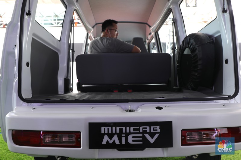 Mobil listrik Mitsubishi Minicab MiEV Pengunjung melihat spesifikasi mobil Minicab MiEV di ajang Indonesia Electric Motor Show 2021 Hibrid di Gedung 730 Kawasan PUSPIPTEK, Serpong, Tangerang Selatan, Rabu (24/11/2021). Melihat data spesifikasi Mitsubishi Minicab MiEV yang dipamerkan di booth IEMS 2021 Show mobil listrik ini berkapasitas 16,0 kWh sementara untuk jarak tampuhnya sekitar 150 km (JC08).
Minicab MiEV merupakan LCV (Light Commercial Vehicle) berbentuk van mungil berkelir putih dengan tampilan minimalis. Namun demikian, Minicab MiEV mampu memenuhi kebutuhan mobilitas di lingkungan yang padat dan sempit, terutama untuk armada logistik. Mobil ini memiliki fitur daya listrik 1500W DC dan dapat menjadi sumber tenaga dengan menyalurkan daya AC 100 V, yang cukup untuk menyalakan peralatan elektronik saat berkegiatan di luar ruangan. Motor listrik mobil ini memberikan daya yang besar, nol emisi serta senyap, sehingga sangat mungkin digunakan di perkotaan yang padat.
Untuk memastikan fungsi dan keandalan produk, MMKSI akan memulai uji coba dengan mitra potensial di Indonesia untuk operasional mereka. Hasil pengujian akan digunakan untuk pengembangan kendaraan listrik Mitsubishi Motors di Tanah Air ke depannya. (CNBC Indonnesia/ Tri Susilo)