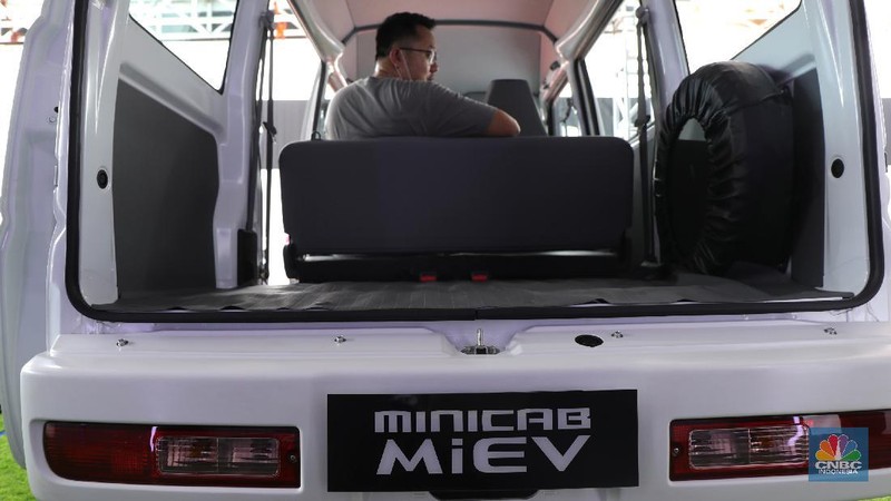 Pengunjung melihat spesifikasi mobil Minicab MiEV di ajang Indonesia Electric Motor Show 2021 Hibrid di Gedung 730 Kawasan PUSPIPTEK, Serpong, Tangerang Selatan, Rabu (24/11/2021).  Melihat data spesifikasi Mitsubishi Minicab MiEV  yang dipamerkan di booth IEMS 2021 Show mobil listrik ini berkapasitas 16,0 kWh sementara untuk jarak tampuhnya sekitar 150 km (JC08). 
Minicab MiEV merupakan LCV (Light Commercial Vehicle) berbentuk van mungil berkelir putih dengan tampilan minimalis. Namun demikian, Minicab MiEV mampu memenuhi kebutuhan mobilitas di lingkungan yang padat dan sempit, terutama untuk armada logistik. Mobil ini memiliki fitur daya listrik 1500W DC dan dapat menjadi sumber tenaga dengan menyalurkan daya AC 100 V, yang cukup untuk menyalakan peralatan elektronik saat berkegiatan di luar ruangan. Motor listrik mobil ini memberikan daya yang besar, nol emisi serta senyap, sehingga sangat mungkin digunakan di perkotaan yang padat.  
Untuk memastikan fungsi dan keandalan produk, MMKSI akan memulai uji coba dengan mitra potensial di Indonesia untuk operasional mereka. Hasil pengujian akan digunakan untuk pengembangan kendaraan listrik Mitsubishi Motors di Tanah Air ke depannya.  (CNBC Indonnesia/ Tri Susilo)