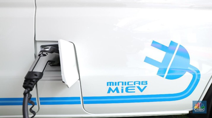 Pengunjung melihat spesifikasi mobil Minicab MiEV di ajang Indonesia Electric Motor Show 2021 Hibrid di Gedung 730 Kawasan PUSPIPTEK, Serpong, Tangerang Selatan, Rabu (24/11/2021).  Melihat data spesifikasi Mitsubishi Minicab MiEV  yang dipamerkan di booth IEMS 2021 Show mobil listrik ini berkapasitas 16,0 kWh sementara untuk jarak tampuhnya sekitar 150 km (JC08). 
Minicab MiEV merupakan LCV (Light Commercial Vehicle) berbentuk van mungil berkelir putih dengan tampilan minimalis. Namun demikian, Minicab MiEV mampu memenuhi kebutuhan mobilitas di lingkungan yang padat dan sempit, terutama untuk armada logistik. Mobil ini memiliki fitur daya listrik 1500W DC dan dapat menjadi sumber tenaga dengan menyalurkan daya AC 100 V, yang cukup untuk menyalakan peralatan elektronik saat berkegiatan di luar ruangan. Motor listrik mobil ini memberikan daya yang besar, nol emisi serta senyap, sehingga sangat mungkin digunakan di perkotaan yang padat.  
Untuk memastikan fungsi dan keandalan produk, MMKSI akan memulai uji coba dengan mitra potensial di Indonesia untuk operasional mereka. Hasil pengujian akan digunakan untuk pengembangan kendaraan listrik Mitsubishi Motors di Tanah Air ke depannya.  (CNBC Indonnesia/ Tri Susilo)