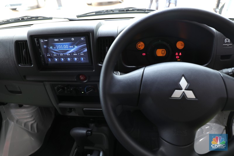 Pengunjung melihat spesifikasi mobil Minicab MiEV di ajang Indonesia Electric Motor Show 2021 Hibrid di Gedung 730 Kawasan PUSPIPTEK, Serpong, Tangerang Selatan, Rabu (24/11/2021).  Melihat data spesifikasi Mitsubishi Minicab MiEV  yang dipamerkan di booth IEMS 2021 Show mobil listrik ini berkapasitas 16,0 kWh sementara untuk jarak tampuhnya sekitar 150 km (JC08). 
Minicab MiEV merupakan LCV (Light Commercial Vehicle) berbentuk van mungil berkelir putih dengan tampilan minimalis. Namun demikian, Minicab MiEV mampu memenuhi kebutuhan mobilitas di lingkungan yang padat dan sempit, terutama untuk armada logistik. Mobil ini memiliki fitur daya listrik 1500W DC dan dapat menjadi sumber tenaga dengan menyalurkan daya AC 100 V, yang cukup untuk menyalakan peralatan elektronik saat berkegiatan di luar ruangan. Motor listrik mobil ini memberikan daya yang besar, nol emisi serta senyap, sehingga sangat mungkin digunakan di perkotaan yang padat.  
Untuk memastikan fungsi dan keandalan produk, MMKSI akan memulai uji coba dengan mitra potensial di Indonesia untuk operasional mereka. Hasil pengujian akan digunakan untuk pengembangan kendaraan listrik Mitsubishi Motors di Tanah Air ke depannya.  (CNBC Indonnesia/ Tri Susilo)