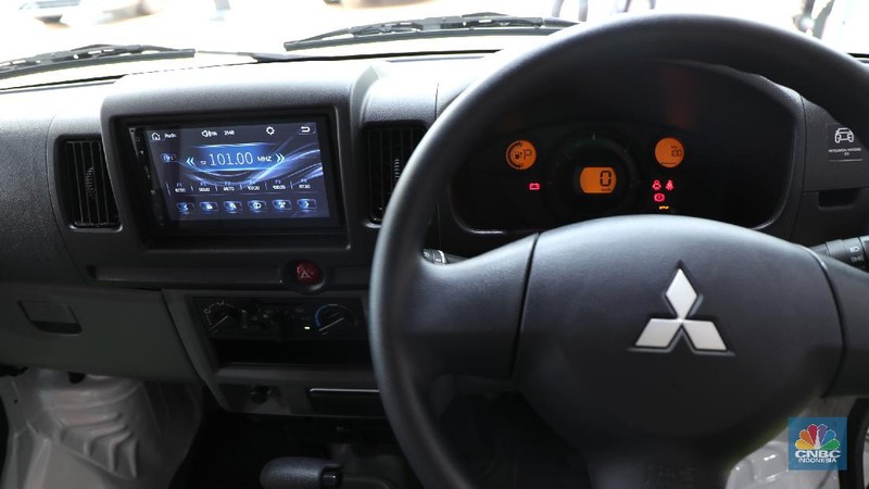 Pengunjung melihat spesifikasi mobil Minicab MiEV di ajang Indonesia Electric Motor Show 2021 Hibrid di Gedung 730 Kawasan PUSPIPTEK, Serpong, Tangerang Selatan, Rabu (24/11/2021).  Melihat data spesifikasi Mitsubishi Minicab MiEV  yang dipamerkan di booth IEMS 2021 Show mobil listrik ini berkapasitas 16,0 kWh sementara untuk jarak tampuhnya sekitar 150 km (JC08). 
Minicab MiEV merupakan LCV (Light Commercial Vehicle) berbentuk van mungil berkelir putih dengan tampilan minimalis. Namun demikian, Minicab MiEV mampu memenuhi kebutuhan mobilitas di lingkungan yang padat dan sempit, terutama untuk armada logistik. Mobil ini memiliki fitur daya listrik 1500W DC dan dapat menjadi sumber tenaga dengan menyalurkan daya AC 100 V, yang cukup untuk menyalakan peralatan elektronik saat berkegiatan di luar ruangan. Motor listrik mobil ini memberikan daya yang besar, nol emisi serta senyap, sehingga sangat mungkin digunakan di perkotaan yang padat.  
Untuk memastikan fungsi dan keandalan produk, MMKSI akan memulai uji coba dengan mitra potensial di Indonesia untuk operasional mereka. Hasil pengujian akan digunakan untuk pengembangan kendaraan listrik Mitsubishi Motors di Tanah Air ke depannya.  (CNBC Indonnesia/ Tri Susilo)