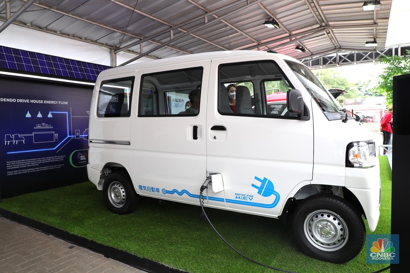 Pengunjung melihat spesifikasi mobil Minicab MiEV di ajang Indonesia Electric Motor Show 2021 Hibrid di Gedung 730 Kawasan PUSPIPTEK, Serpong, Tangerang Selatan, Rabu (24/11/2021).  Melihat data spesifikasi Mitsubishi Minicab MiEV  yang dipamerkan di booth IEMS 2021 Show mobil listrik ini berkapasitas 16,0 kWh sementara untuk jarak tampuhnya sekitar 150 km (JC08). 
Minicab MiEV merupakan LCV (Light Commercial Vehicle) berbentuk van mungil berkelir putih dengan tampilan minimalis. Namun demikian, Minicab MiEV mampu memenuhi kebutuhan mobilitas di lingkungan yang padat dan sempit, terutama untuk armada logistik. Mobil ini memiliki fitur daya listrik 1500W DC dan dapat menjadi sumber tenaga dengan menyalurkan daya AC 100 V, yang cukup untuk menyalakan peralatan elektronik saat berkegiatan di luar ruangan. Motor listrik mobil ini memberikan daya yang besar, nol emisi serta senyap, sehingga sangat mungkin digunakan di perkotaan yang padat.  
Untuk memastikan fungsi dan keandalan produk, MMKSI akan memulai uji coba dengan mitra potensial di Indonesia untuk operasional mereka. Hasil pengujian akan digunakan untuk pengembangan kendaraan listrik Mitsubishi Motors di Tanah Air ke depannya.  (CNBC Indonnesia/ Tri Susilo)