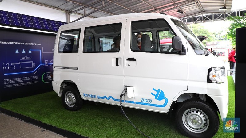 Pengunjung melihat spesifikasi mobil Minicab MiEV di ajang Indonesia Electric Motor Show 2021 Hibrid di Gedung 730 Kawasan PUSPIPTEK, Serpong, Tangerang Selatan, Rabu (24/11/2021).  Melihat data spesifikasi Mitsubishi Minicab MiEV  yang dipamerkan di booth IEMS 2021 Show mobil listrik ini berkapasitas 16,0 kWh sementara untuk jarak tampuhnya sekitar 150 km (JC08). 
Minicab MiEV merupakan LCV (Light Commercial Vehicle) berbentuk van mungil berkelir putih dengan tampilan minimalis. Namun demikian, Minicab MiEV mampu memenuhi kebutuhan mobilitas di lingkungan yang padat dan sempit, terutama untuk armada logistik. Mobil ini memiliki fitur daya listrik 1500W DC dan dapat menjadi sumber tenaga dengan menyalurkan daya AC 100 V, yang cukup untuk menyalakan peralatan elektronik saat berkegiatan di luar ruangan. Motor listrik mobil ini memberikan daya yang besar, nol emisi serta senyap, sehingga sangat mungkin digunakan di perkotaan yang padat.  
Untuk memastikan fungsi dan keandalan produk, MMKSI akan memulai uji coba dengan mitra potensial di Indonesia untuk operasional mereka. Hasil pengujian akan digunakan untuk pengembangan kendaraan listrik Mitsubishi Motors di Tanah Air ke depannya.  (CNBC Indonnesia/ Tri Susilo)