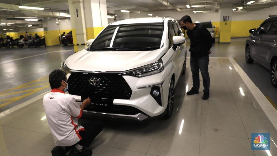 Pengunjung melihat mobil Toyota Avanza terbaru di Dealer Auto 2000 Sudirman, Jakarta, Rabu, 24/11. Persaingan Toyota Avanza dan Mitsubishi Xpander terjadi di ajang Gaikindo Indonesia International Motor Show (GIIAS) 2021 pada 11-21 November 2021 di ICE BSD kemarin. Selama pameran, keduanya menjadi mobil terlaris yang dipesan konsumen dari masing-masing agen tunggal pemegang merek (ATPM).
Berdasarkan catatan Toyota Astra Motor (TAM), All New Avanza dan All New Veloz laku ribuan, memberikan kontribusi terbesar mencapai 1.534 unit, dengan masing-masing 711 unit dan 823 unit, atau sebesar 34% dari total seluruh model Toyota.  (վ/ Muhammad Sabki)