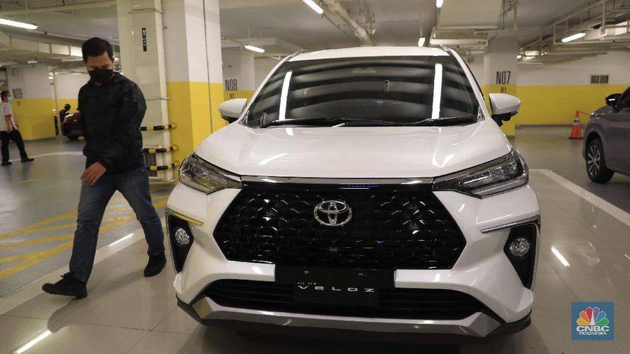 Pengunjung melihat mobil Toyota Avanza terbaru di Dealer Auto 2000 Sudirman, Jakarta, Rabu, 24/11. Persaingan Toyota Avanza dan Mitsubishi Xpander terjadi di ajang Gaikindo Indonesia International Motor Show (GIIAS) 2021 pada 11-21 November 2021 di ICE BSD kemarin. Selama pameran, keduanya menjadi mobil terlaris yang dipesan konsumen dari masing-masing agen tunggal pemegang merek (ATPM).
Berdasarkan catatan Toyota Astra Motor (TAM), All New Avanza dan All New Veloz laku ribuan, memberikan kontribusi terbesar mencapai 1.534 unit, dengan masing-masing 711 unit dan 823 unit, atau sebesar 34% dari total seluruh model Toyota.  (վ/ Muhammad Sabki)