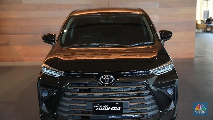 Pengunjung melihat mobil Toyota Avanza terbaru di Dealer Auto 2000 Sudirman, Jakarta, Rabu, 24/11. Persaingan Toyota Avanza dan Mitsubishi Xpander terjadi di ajang Gaikindo Indonesia International Motor Show (GIIAS) 2021 pada 11-21 November 2021 di ICE BSD kemarin. Selama pameran, keduanya menjadi mobil terlaris yang dipesan konsumen dari masing-masing agen tunggal pemegang merek (ATPM).
Berdasarkan catatan Toyota Astra Motor (TAM), All New Avanza dan All New Veloz laku ribuan, memberikan kontribusi terbesar mencapai 1.534 unit, dengan masing-masing 711 unit dan 823 unit, atau sebesar 34% dari total seluruh model Toyota. (CNBC Indonesia/ Muhammad Sabki)