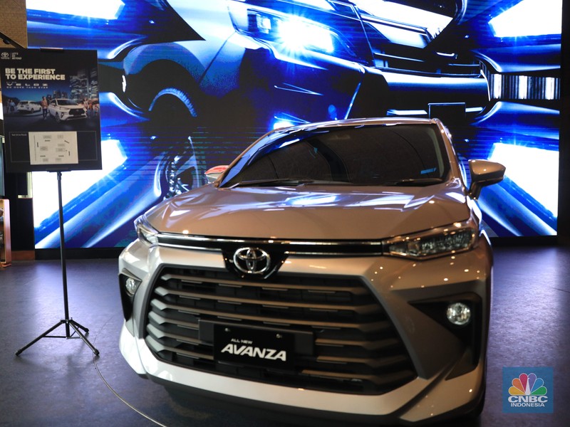 New Avanza Pengunjung melihat mobil Toyota Avanza terbaru di Dealer Auto 2000 Sudirman, Jakarta, Rabu, 24/11. Persaingan Toyota Avanza dan Mitsubishi Xpander terjadi di ajang Gaikindo Indonesia International Motor Show (GIIAS) 2021 pada 11-21 November 2021 di ICE BSD kemarin. Selama pameran, keduanya menjadi mobil terlaris yang dipesan konsumen dari masing-masing agen tunggal pemegang merek (ATPM).
Berdasarkan catatan Toyota Astra Motor (TAM), All New Avanza dan All New Veloz laku ribuan, memberikan kontribusi terbesar mencapai 1.534 unit, dengan masing-masing 711 unit dan 823 unit, atau sebesar 34% dari total seluruh model Toyota. (CNBC Indonesia/ Muhammad Sabki)