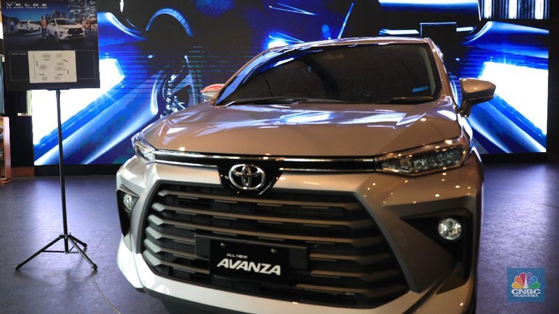 Pengunjung melihat mobil Toyota Avanza terbaru di Dealer Auto 2000 Sudirman, Jakarta, Rabu, 24/11. Persaingan Toyota Avanza dan Mitsubishi Xpander terjadi di ajang Gaikindo Indonesia International Motor Show (GIIAS) 2021 pada 11-21 November 2021 di ICE BSD kemarin. Selama pameran, keduanya menjadi mobil terlaris yang dipesan konsumen dari masing-masing agen tunggal pemegang merek (ATPM).
Berdasarkan catatan Toyota Astra Motor (TAM), All New Avanza dan All New Veloz laku ribuan, memberikan kontribusi terbesar mencapai 1.534 unit, dengan masing-masing 711 unit dan 823 unit, atau sebesar 34% dari total seluruh model Toyota.  (վ/ Muhammad Sabki)
