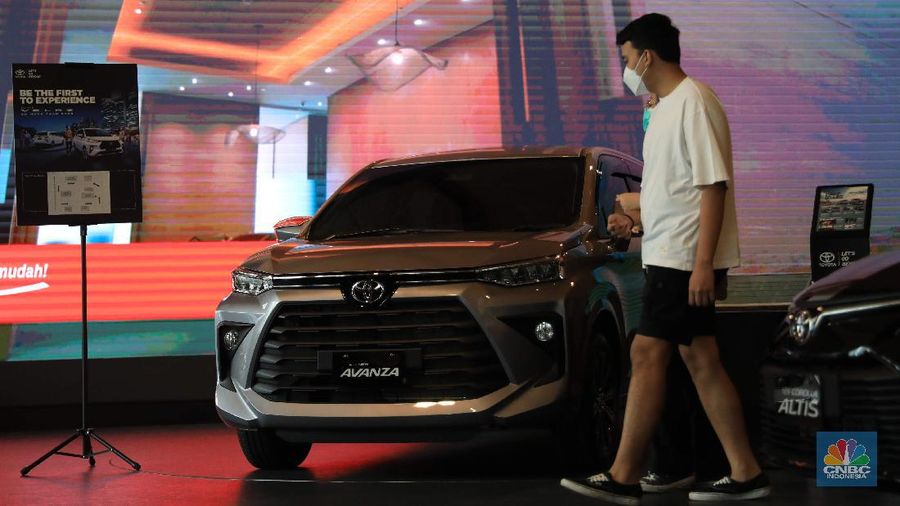 Pengunjung melihat mobil Toyota Avanza terbaru di Dealer Auto 2000 Sudirman, Jakarta, Rabu, 24/11. Persaingan Toyota Avanza dan Mitsubishi Xpander terjadi di ajang Gaikindo Indonesia International Motor Show (GIIAS) 2021 pada 11-21 November 2021 di ICE BSD kemarin. Selama pameran, keduanya menjadi mobil terlaris yang dipesan konsumen dari masing-masing agen tunggal pemegang merek (ATPM).
Berdasarkan catatan Toyota Astra Motor (TAM), All New Avanza dan All New Veloz laku ribuan, memberikan kontribusi terbesar mencapai 1.534 unit, dengan masing-masing 711 unit dan 823 unit, atau sebesar 34% dari total seluruh model Toyota.  (վ/ Muhammad Sabki)