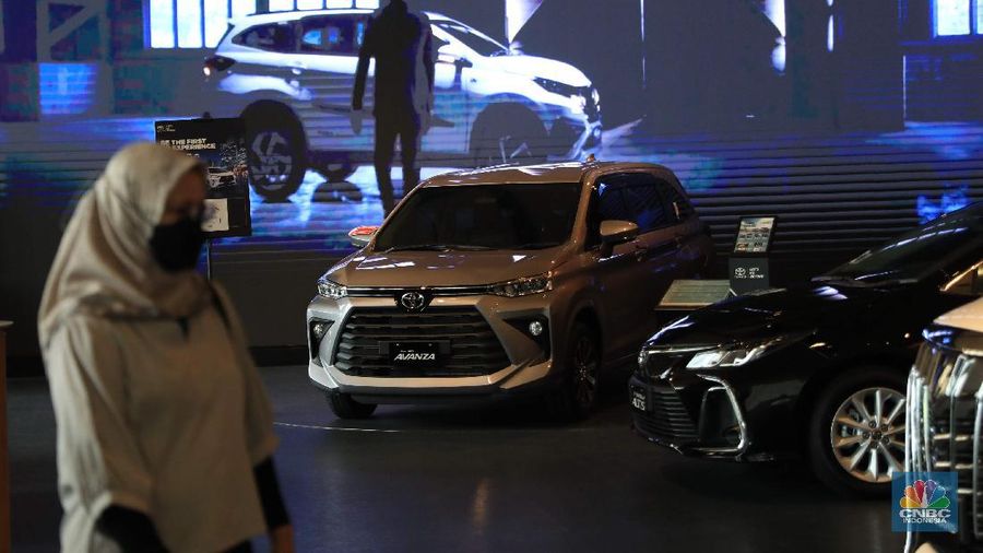 Pengunjung melihat mobil Toyota Avanza terbaru di Dealer Auto 2000 Sudirman, Jakarta, Rabu, 24/11. Persaingan Toyota Avanza dan Mitsubishi Xpander terjadi di ajang Gaikindo Indonesia International Motor Show (GIIAS) 2021 pada 11-21 November 2021 di ICE BSD kemarin. Selama pameran, keduanya menjadi mobil terlaris yang dipesan konsumen dari masing-masing agen tunggal pemegang merek (ATPM).
Berdasarkan catatan Toyota Astra Motor (TAM), All New Avanza dan All New Veloz laku ribuan, memberikan kontribusi terbesar mencapai 1.534 unit, dengan masing-masing 711 unit dan 823 unit, atau sebesar 34% dari total seluruh model Toyota.  (CNBC Indonesia/ Muhammad Sabki)