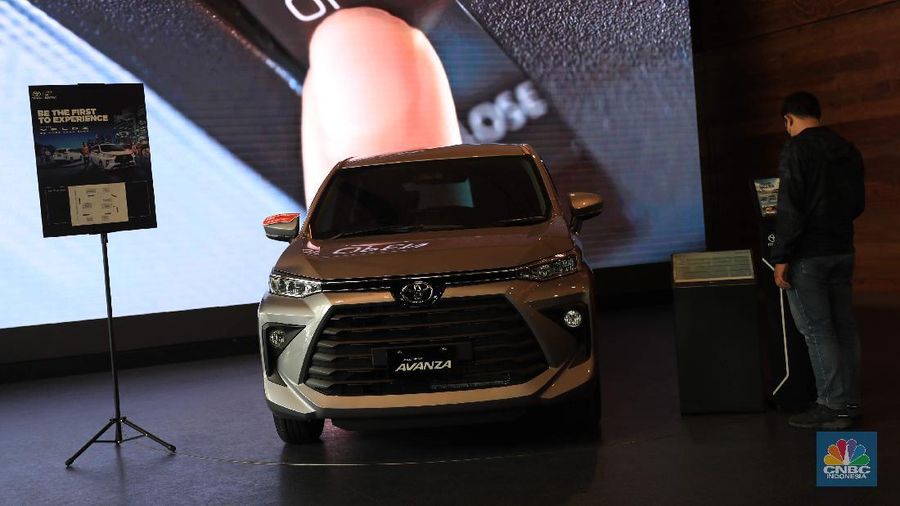 Pengunjung melihat mobil Toyota Avanza terbaru di Dealer Auto 2000 Sudirman, Jakarta, Rabu, 24/11. Persaingan Toyota Avanza dan Mitsubishi Xpander terjadi di ajang Gaikindo Indonesia International Motor Show (GIIAS) 2021 pada 11-21 November 2021 di ICE BSD kemarin. Selama pameran, keduanya menjadi mobil terlaris yang dipesan konsumen dari masing-masing agen tunggal pemegang merek (ATPM).
Berdasarkan catatan Toyota Astra Motor (TAM), All New Avanza dan All New Veloz laku ribuan, memberikan kontribusi terbesar mencapai 1.534 unit, dengan masing-masing 711 unit dan 823 unit, atau sebesar 34% dari total seluruh model Toyota.  (վ/ Muhammad Sabki)