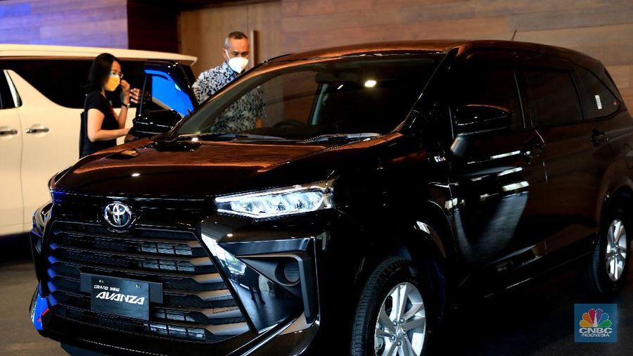Pengunjung melihat mobil Toyota Avanza terbaru di Dealer Auto 2000 Sudirman, Jakarta, Rabu, 24/11. Persaingan Toyota Avanza dan Mitsubishi Xpander terjadi di ajang Gaikindo Indonesia International Motor Show (GIIAS) 2021 pada 11-21 November 2021 di ICE BSD kemarin. Selama pameran, keduanya menjadi mobil terlaris yang dipesan konsumen dari masing-masing agen tunggal pemegang merek (ATPM).
Berdasarkan catatan Toyota Astra Motor (TAM), All New Avanza dan All New Veloz laku ribuan, memberikan kontribusi terbesar mencapai 1.534 unit, dengan masing-masing 711 unit dan 823 unit, atau sebesar 34% dari total seluruh model Toyota.  (վ/ Muhammad Sabki)