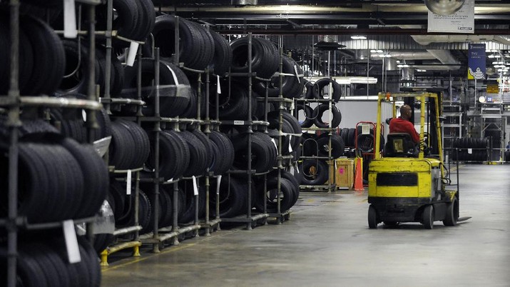 Pabrik pembuatan ban Michelin di Greenville, S.C In this Tuesday, July 24, 2012, photo, forklift driver Clyde Boyce takes inventory in the warehouse at a Michelin tire manufacturing plant in Greenville, S.C. Orders to U.S. companies rose in July, reflecting a surge in demand for autos and commercial aircraft. But in a troubling sign of manufacturing weakness, a key orders category that tracks business investment plans fell by the largest amount in eight months, according to the Commerce Department, Friday, Aug. 31, 2012. (AP Photo/Rainier Ehrhardt)