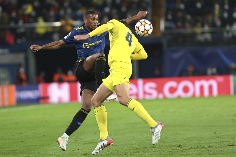 Pemain Manchester United Cristiano Ronaldo merayakan gol pertamanya bersama Alex Telles selama pertandingan sepak bola Grup F Liga Champions antara Villarreal dan Manchester United di stadion Ceramica di Villarreal, Spanyol, Selasa, 23 November 2021. (REUTERS/Pablo Morano)
