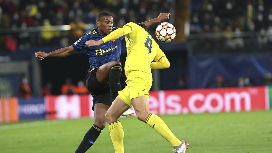 Pemain Manchester United Cristiano Ronaldo merayakan gol pertamanya bersama Alex Telles selama pertandingan sepak bola Grup F Liga Champions antara Villarreal dan Manchester United di stadion Ceramica di Villarreal, Spanyol, Selasa, 23 November 2021. (REUTERS/Pablo Morano)