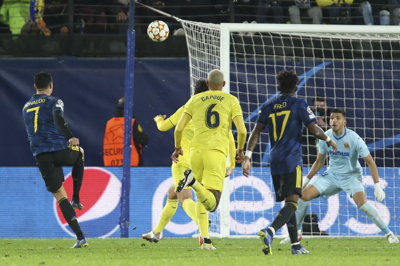 Pemain Manchester United Cristiano Ronaldo merayakan gol pertamanya bersama Alex Telles di pertandingan sepak bola Grup F Liga Champions antara Villarreal dan Manchester United Pemain Manchester United Cristiano Ronaldo merayakan gol pertamanya bersama Alex Telles selama pertandingan sepak bola Grup F Liga Champions antara Villarreal dan Manchester United di stadion Ceramica di Villarreal, Spanyol, Selasa, 23 November 2021. (REUTERS/Pablo Morano)