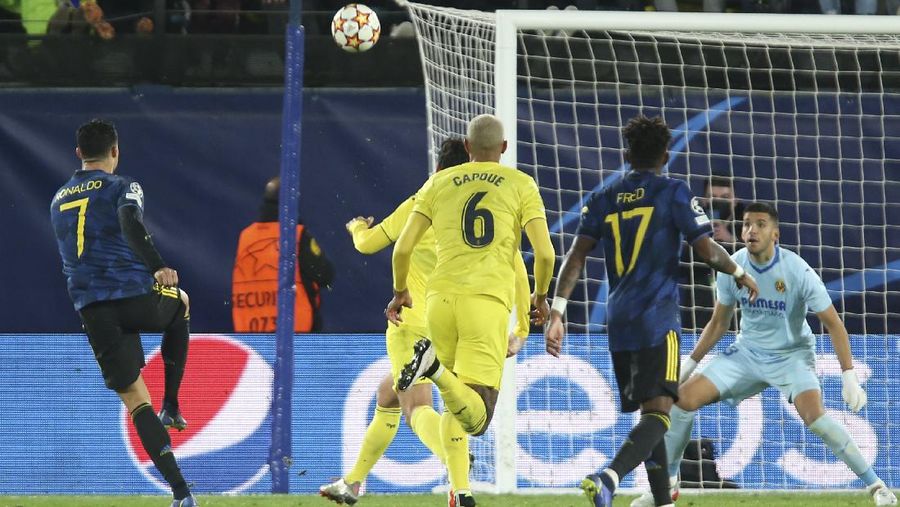 Pemain Manchester United Cristiano Ronaldo merayakan gol pertamanya bersama Alex Telles selama pertandingan sepak bola Grup F Liga Champions antara Villarreal dan Manchester United di stadion Ceramica di Villarreal, Spanyol, Selasa, 23 November 2021. (REUTERS/Pablo Morano)