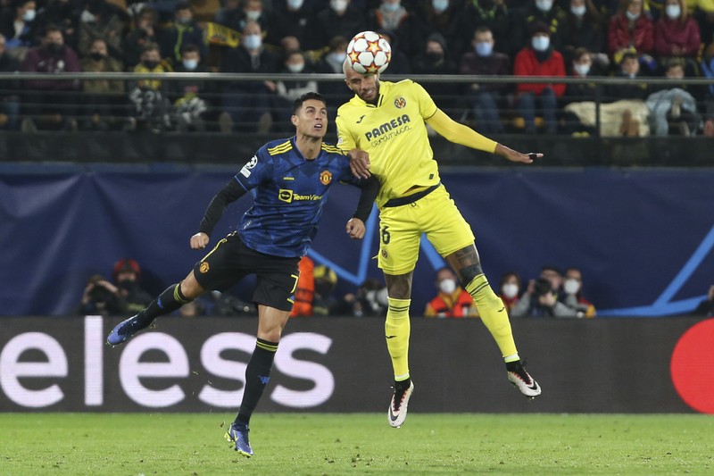 Pemain Manchester United Cristiano Ronaldo merayakan gol pertamanya bersama Alex Telles di pertandingan sepak bola Grup F Liga Champions antara Villarreal dan Manchester United Pemain Manchester United Cristiano Ronaldo merayakan gol pertamanya bersama Alex Telles selama pertandingan sepak bola Grup F Liga Champions antara Villarreal dan Manchester United di stadion Ceramica di Villarreal, Spanyol, Selasa, 23 November 2021. (REUTERS/Pablo Morano)