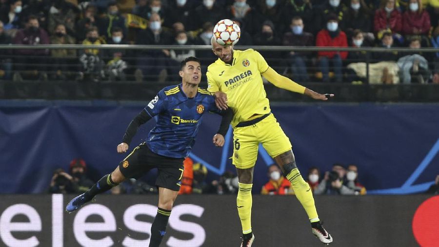 Pemain Manchester United Cristiano Ronaldo merayakan gol pertamanya bersama Alex Telles selama pertandingan sepak bola Grup F Liga Champions antara Villarreal dan Manchester United di stadion Ceramica di Villarreal, Spanyol, Selasa, 23 November 2021. (REUTERS/Pablo Morano)