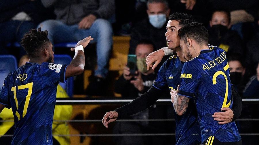 Pemain Manchester United Cristiano Ronaldo merayakan gol pertamanya bersama Alex Telles selama pertandingan sepak bola Grup F Liga Champions antara Villarreal dan Manchester United di stadion Ceramica di Villarreal, Spanyol, Selasa, 23 November 2021. (REUTERS/Pablo Morano)
