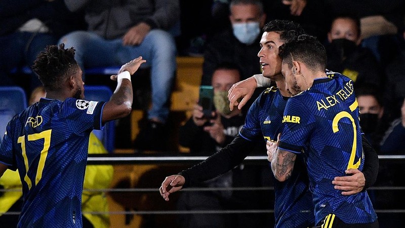Pemain Manchester United Cristiano Ronaldo merayakan gol pertamanya bersama Alex Telles selama pertandingan sepak bola Grup F Liga Champions antara Villarreal dan Manchester United di stadion Ceramica di Villarreal, Spanyol, Selasa, 23 November 2021. (REUTERS/Pablo Morano)