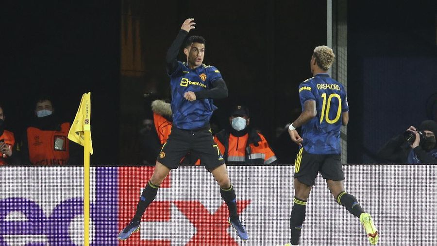Manchester United's Cristiano Ronaldo, left, celebrates after scoring the opening goal during a Group F Champions League soccer match between Villarreal and Manchester United at the Ceramica stadium in Villarreal, Spain, Tuesday, Nov. 23, 2021. (AP Photo/Alberto Saiz)