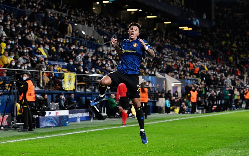 Pemain Manchester United Cristiano Ronaldo merayakan gol pertamanya bersama Alex Telles selama pertandingan sepak bola Grup F Liga Champions antara Villarreal dan Manchester United di stadion Ceramica di Villarreal, Spanyol, Selasa, 23 November 2021. (REUTERS/Pablo Morano)