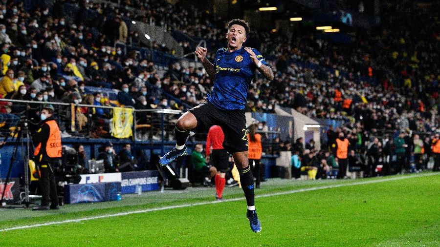 Pemain Manchester United Cristiano Ronaldo merayakan gol pertamanya bersama Alex Telles selama pertandingan sepak bola Grup F Liga Champions antara Villarreal dan Manchester United di stadion Ceramica di Villarreal, Spanyol, Selasa, 23 November 2021. (REUTERS/Pablo Morano)