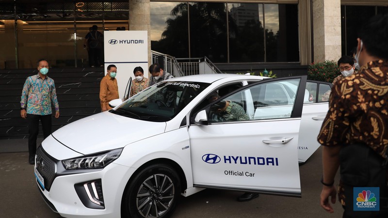 Penyerahan Mobil Listrik sebagai Kendaraan Resmi untuk Mendukung Kegiatan Presidensi G20 di Indonesia Tahun 2022. Menteri Koordinator Bidang Perekonomian Airlangga Hartarto dan Menteri Perindustrian Agus Gumiwang di acara seremonial penyerahan mobil listrik sebagai kendaraan resmi untuk mendukung kegiatan presidensi di Indonesia telah ditetapkan sebagai Presidensi G20 Tahun 2022, di Kemenko Perekonomian, Jakarta, Rabu, 24/11. Pemerintah bakal menggunakan kendaraan listrik sebagai alat transportasi resmi dalam perhelatan Konferensi Tingkat Tinggi (KTT) G20 di Bali pada 2022. Konferensi Tingkat Tinggi (KTT) G20 ke-15. Setiap tahunnya para negara anggota G20 bergilir untuk menjadi tuan rumah rangkaian kegiatan pertemuan organisasi tersebut. Setelah serah terima dari Italia, Indonesia akan memegang Presidensi G20 Tahun 2022 selama satu tahun. (CNBC Indonesia/ Muhammad Sabki)