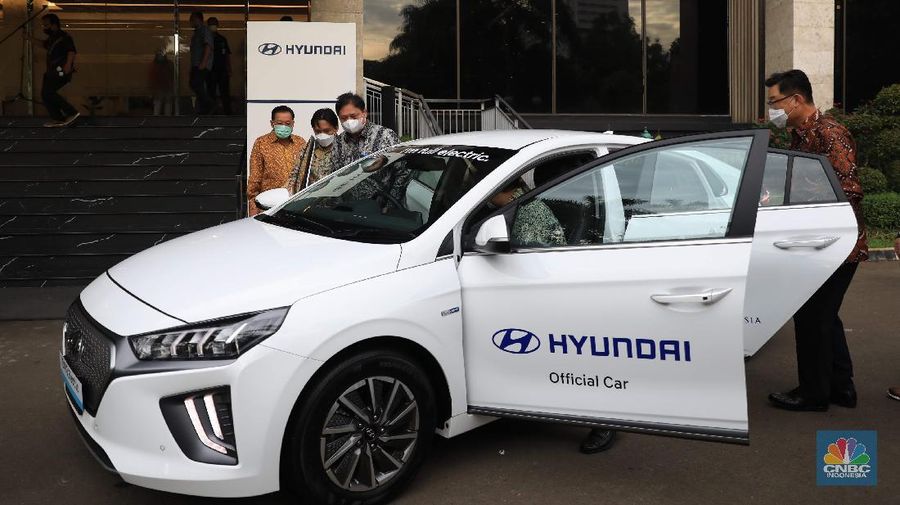Menteri Koordinator Bidang Perekonomian Airlangga Hartarto dan Menteri Perindustrian Agus Gumiwang di acara seremonial penyerahan mobil listrik sebagai kendaraan resmi untuk mendukung kegiatan presidensi di Indonesia telah ditetapkan sebagai Presidensi G20 Tahun 2022, di Kemenko Perekonomian, Jakarta, Rabu, 24/11. Pemerintah bakal menggunakan kendaraan listrik sebagai alat transportasi resmi dalam perhelatan Konferensi Tingkat Tinggi (KTT) G20 di Bali pada 2022. Konferensi Tingkat Tinggi (KTT) G20 ke-15. Setiap tahunnya para negara anggota G20 bergilir untuk menjadi tuan rumah rangkaian kegiatan pertemuan organisasi tersebut. Setelah serah terima dari Italia, Indonesia akan memegang Presidensi G20 Tahun 2022 selama satu tahun. (CNBC Indonesia/ Muhammad Sabki)
