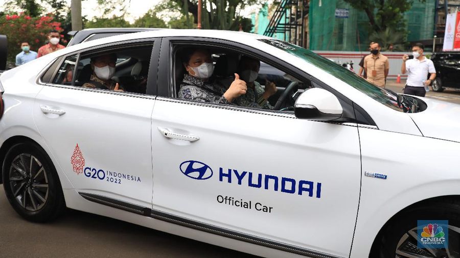 Menteri Koordinator Bidang Perekonomian Airlangga Hartarto dan Menteri Perindustrian Agus Gumiwang di acara seremonial penyerahan mobil listrik sebagai kendaraan resmi untuk mendukung kegiatan presidensi  di Indonesia telah ditetapkan sebagai Presidensi G20 Tahun 2022, di Kemenko Perekonomian, Jakarta, Rabu, 24/11. Pemerintah bakal menggunakan kendaraan listrik sebagai alat transportasi resmi dalam perhelatan Konferensi Tingkat Tinggi (KTT) G20 di Bali pada 2022. Konferensi Tingkat Tinggi (KTT) G20 ke-15. Setiap tahunnya para negara anggota G20 bergilir untuk menjadi tuan rumah rangkaian kegiatan pertemuan organisasi tersebut. Setelah serah terima dari Italia, Indonesia akan memegang Presidensi G20 Tahun 2022 selama satu tahun.  (CNBC Indonesia/ Muhammad Sabki)