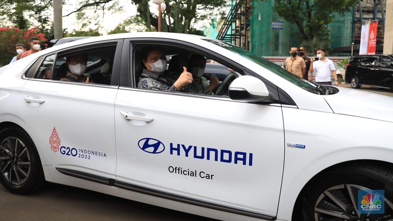Menteri Koordinator Bidang Perekonomian Airlangga Hartarto dan Menteri Perindustrian Agus Gumiwang di acara seremonial penyerahan mobil listrik sebagai kendaraan resmi untuk mendukung kegiatan presidensi  di Indonesia telah ditetapkan sebagai Presidensi G20 Tahun 2022, di Kemenko Perekonomian, Jakarta, Rabu, 24/11. Pemerintah bakal menggunakan kendaraan listrik sebagai alat transportasi resmi dalam perhelatan Konferensi Tingkat Tinggi (KTT) G20 di Bali pada 2022. Konferensi Tingkat Tinggi (KTT) G20 ke-15. Setiap tahunnya para negara anggota G20 bergilir untuk menjadi tuan rumah rangkaian kegiatan pertemuan organisasi tersebut. Setelah serah terima dari Italia, Indonesia akan memegang Presidensi G20 Tahun 2022 selama satu tahun.  (CNBC Indonesia/ Muhammad Sabki)