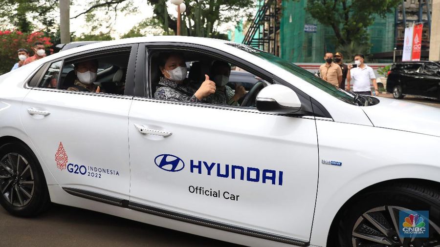 Menteri Koordinator Bidang Perekonomian Airlangga Hartarto dan Menteri Perindustrian Agus Gumiwang di acara seremonial penyerahan mobil listrik sebagai kendaraan resmi untuk mendukung kegiatan presidensi  di Indonesia telah ditetapkan sebagai Presidensi G20 Tahun 2022, di Kemenko Perekonomian, Jakarta, Rabu, 24/11. Pemerintah bakal menggunakan kendaraan listrik sebagai alat transportasi resmi dalam perhelatan Konferensi Tingkat Tinggi (KTT) G20 di Bali pada 2022. Konferensi Tingkat Tinggi (KTT) G20 ke-15. Setiap tahunnya para negara anggota G20 bergilir untuk menjadi tuan rumah rangkaian kegiatan pertemuan organisasi tersebut. Setelah serah terima dari Italia, Indonesia akan memegang Presidensi G20 Tahun 2022 selama satu tahun.  (CNBC Indonesia/ Muhammad Sabki)