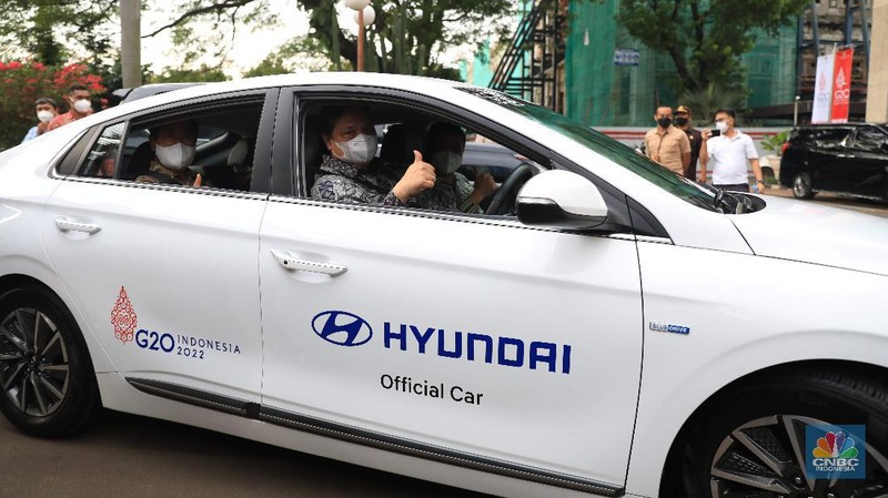 Menteri Koordinator Bidang Perekonomian Airlangga Hartarto dan Menteri Perindustrian Agus Gumiwang di acara seremonial penyerahan mobil listrik sebagai kendaraan resmi untuk mendukung kegiatan presidensi  di Indonesia telah ditetapkan sebagai Presidensi G20 Tahun 2022, di Kemenko Perekonomian, Jakarta, Rabu, 24/11. Pemerintah bakal menggunakan kendaraan listrik sebagai alat transportasi resmi dalam perhelatan Konferensi Tingkat Tinggi (KTT) G20 di Bali pada 2022. Konferensi Tingkat Tinggi (KTT) G20 ke-15. Setiap tahunnya para negara anggota G20 bergilir untuk menjadi tuan rumah rangkaian kegiatan pertemuan organisasi tersebut. Setelah serah terima dari Italia, Indonesia akan memegang Presidensi G20 Tahun 2022 selama satu tahun.  (CNBC Indonesia/ Muhammad Sabki)