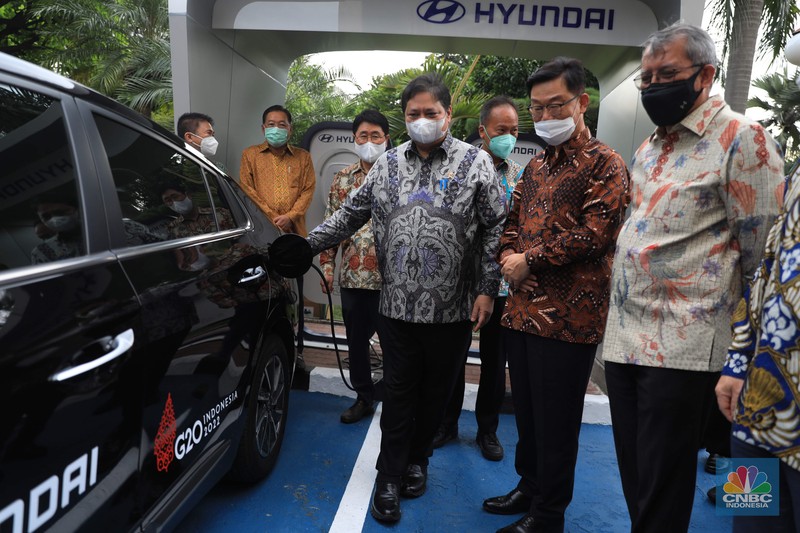 Menteri Koordinator Bidang Perekonomian Airlangga Hartarto dan Menteri Perindustrian Agus Gumiwang di acara seremonial penyerahan mobil listrik sebagai kendaraan resmi untuk mendukung kegiatan presidensi  di Indonesia telah ditetapkan sebagai Presidensi G20 Tahun 2022, di Kemenko Perekonomian, Jakarta, Rabu, 24/11. Pemerintah bakal menggunakan kendaraan listrik sebagai alat transportasi resmi dalam perhelatan Konferensi Tingkat Tinggi (KTT) G20 di Bali pada 2022. Konferensi Tingkat Tinggi (KTT) G20 ke-15. Setiap tahunnya para negara anggota G20 bergilir untuk menjadi tuan rumah rangkaian kegiatan pertemuan organisasi tersebut. Setelah serah terima dari Italia, Indonesia akan memegang Presidensi G20 Tahun 2022 selama satu tahun.  (CNBC Indonesia/ Muhammad Sabki)