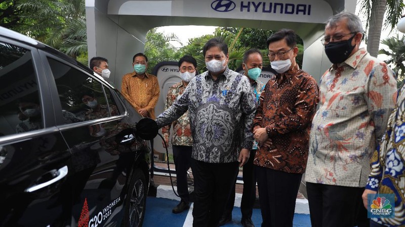 Menteri Koordinator Bidang Perekonomian Airlangga Hartarto dan Menteri Perindustrian Agus Gumiwang di acara seremonial penyerahan mobil listrik sebagai kendaraan resmi untuk mendukung kegiatan presidensi  di Indonesia telah ditetapkan sebagai Presidensi G20 Tahun 2022, di Kemenko Perekonomian, Jakarta, Rabu, 24/11. Pemerintah bakal menggunakan kendaraan listrik sebagai alat transportasi resmi dalam perhelatan Konferensi Tingkat Tinggi (KTT) G20 di Bali pada 2022. Konferensi Tingkat Tinggi (KTT) G20 ke-15. Setiap tahunnya para negara anggota G20 bergilir untuk menjadi tuan rumah rangkaian kegiatan pertemuan organisasi tersebut. Setelah serah terima dari Italia, Indonesia akan memegang Presidensi G20 Tahun 2022 selama satu tahun.  (CNBC Indonesia/ Muhammad Sabki)