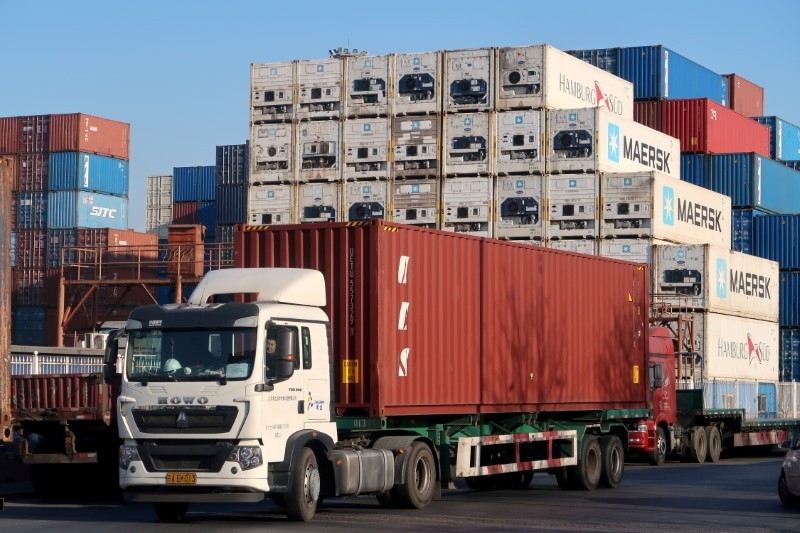 Aktivias kontainer di pusat logistik dekat pelabuhan Tianjin, di Tianjin, China FILE PHOTO: A worker drives a truck carrying a container at a logistics center near Tianjin port, in Tianjin, China December 12, 2019. REUTERS/Yilei Sun/File Photo