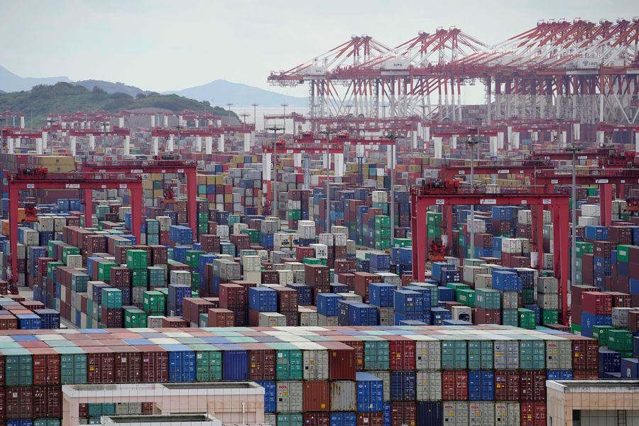 Aktivitas bongkar muat peti kemas kontainer di Pelabuhan Air Dalam Yangshan di Shanghai, China