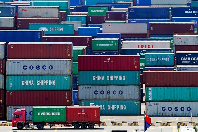 Aktivias kontainer di pusat logistik dekat pelabuhan Tianjin, di Tianjin, China FILE PHOTO: A worker drives a truck carrying a container at a logistics center near Tianjin port, in Tianjin, China December 12, 2019. REUTERS/Yilei Sun/File Photo