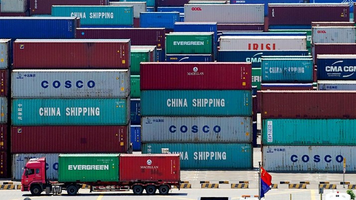 Aktivitas bongkar muat peti kemas kontainer di Pelabuhan Air Dalam Yangshan di Shanghai, China FILE PHOTO: Containers are seen at the Yangshan Deep Water Port in Shanghai, China August 6, 2019. REUTERS/Aly Song/File Photo